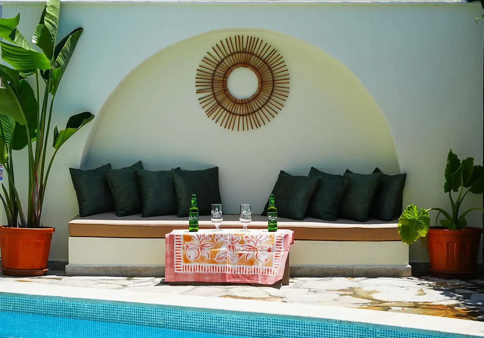 The arched seating alcove beside the pool