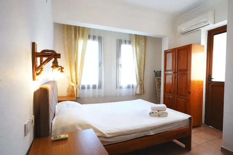 Wardrobe, air conditioning and balcony door