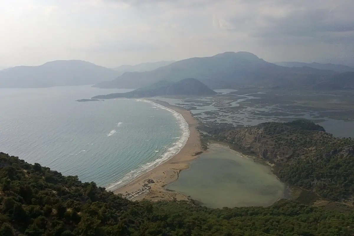 İztuzu Plajı: kanalın denize açıldığı kumsal ve arkasındaki lagün, yukarıdan