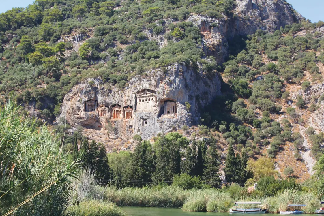 Dalyan kanalının karşı yamacındaki kayalığa oyulmuş Kaunos kral mezarları